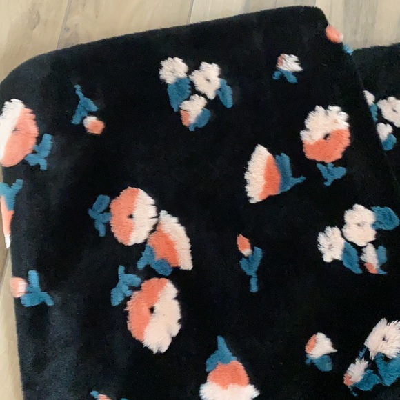 Anthropologie Flora Faux Fur Throw Blanket - Picture 5 of 11